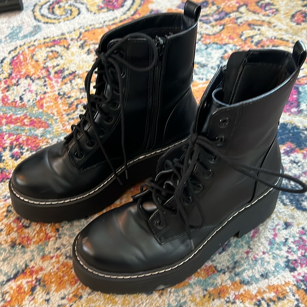 Women’s Soda Boots Size 9